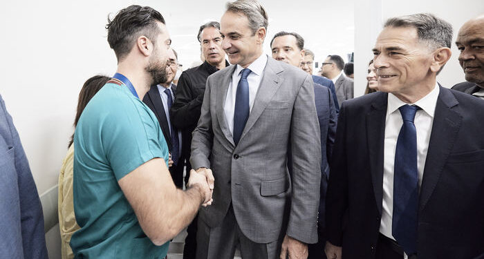 (Ξένη Δημοσίευση) Ο πρωθυπουργός Κυριάκος Μητσοτάκης συνομιλεί με εργαζόμενους κατά τη διάρκεια της τελετής εγκαινίων του νέου Πανεπιστημιακού Ογκολογικού Κέντρου «ΑΘΗΝΑ ΙΩΑΝ. ΜΑΡΤΙΝΟΥ» και του νέου Τμήματος Επειγόντων Περιστατικών στο ΠΓΝ Αττικόν, Αθήνα, Τετάρτη 15 Οκτωβρίου 2025. ΑΠΕ-ΜΠΕ/ΓΡΑΦΕΙΟ ΤΥΠΟΥ ΠΡΩΘΥΠΟΥΡΓΟΥ/ΔΗΜΗΤΡΗΣ ΠΑΠΑΜΗΤΣΟΣ