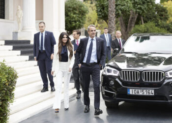 (ΞΕΝΗ ΔΗΜΟΣΙΕΥΣΗ) Ο Πρωθυπουργός Κυριάκος Μητσοτάκης συναντήθηκε το πρωί με τη νέα Πρέσβη των ΗΠΑ στην Ελλάδα, Kimberly Guilfoyle, στο Μέγαρο Μαξίμου, Αθήνα, Τετάρτη 5 Νοεμβρίου 2025. ΑΠΕ-ΜΠΕ/ΓΡΑΦΕΙΟ ΤΥΠΟΥ ΠΡΩΘΥΠΟΥΡΓΟΥ/ΔΗΜΗΤΡΗΣ ΠΑΠΑΜΗΤΣΟΣ