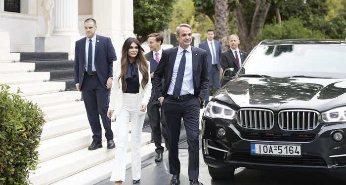 (ΞΕΝΗ ΔΗΜΟΣΙΕΥΣΗ) Ο Πρωθυπουργός Κυριάκος Μητσοτάκης συναντήθηκε το πρωί με τη νέα Πρέσβη των ΗΠΑ στην Ελλάδα, Kimberly Guilfoyle, στο Μέγαρο Μαξίμου, Αθήνα, Τετάρτη 5 Νοεμβρίου 2025. ΑΠΕ-ΜΠΕ/ΓΡΑΦΕΙΟ ΤΥΠΟΥ ΠΡΩΘΥΠΟΥΡΓΟΥ/ΔΗΜΗΤΡΗΣ ΠΑΠΑΜΗΤΣΟΣ