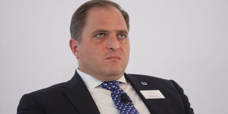 Στιγμιότυπο από το 5ο διεθνές συνέδριο του Οικονομικού Επιμελητηρίου Ελλάδος (ΟΕΕ), με θέμα "Ο κόσμος σε μετάβαση" σε αίθουσα του Κέντρου Πολιτισμού Ίδρυμα Σταύρος Νιάρχος, Πέμπτη 27 Ιουνίου 2024. Οι θεματικές του συνεδρίου αφορούν την επίδραση της τεχνητής νοημοσύνης στην οικονομία, την κατάσταση και τις προοπτικές του τραπεζικού συστήματος, τις επιπτώσεις των παγκόσμιων γεωπολιτικών αβεβαιοτήτων και το θέμα του χρηματοοικονομικού αναλφαβητισμού. 
(ΓΙΑΝΝΗΣ ΠΑΝΑΓΟΠΟΥΛΟΣ/EUROKINISSI)