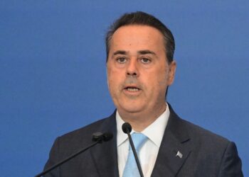 Εργασίες του άτυπου υπουργικού συμβουλίου της Ενεργειακής Κοινότητας (Energy Community), με αφορμή την επέτειο 20 χρόνων από την ίδρυσή της στο Ζάππειο Μέγαρο, Πέμπτη 17 Ιουλίου 2025. Στο πλαίσιο της εκδήλωσης, ο υπουργός και ο υφυπουργός Περιβάλλοντος και Ενέργειας, Σταύρος Παπασταύρου και Νίκος Τσάφος υποδέχθηκαν τον Ευρωπαίο Επίτροπο για την Ενέργεια και τη Στέγαση, Dan Jοrgensen, τον γενικό διευθυντή της Ενεργειακής Κοινότητας, Artur Lorkowski, καθώς και τους υπουργούς Ενέργειας και Περιβάλλοντος των Συμβαλλόμενων Μερών της Ενεργειακής Κοινότητας. Η Συνθήκη για την ίδρυση της Ενεργειακής Κοινότητας υπογράφηκε στην Αθήνα το 2005, με βασικό στόχο τη δημιουργία μιας ενοποιημένης αγοράς, την προσέλκυση επενδύσεων και την επιτάχυνση της απανθρακοποίησης, μέσα από την ευθυγράμμιση με το ευρωπαϊκό κεκτημένο στους τομείς της ενέργειας, του περιβάλλοντος και της ανταγωνιστικότητας.
(ΤΑΤΙΑΝΑ ΜΠΟΛΑΡΗ/EUROKINISSI)