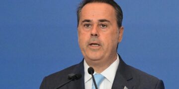 Εργασίες του άτυπου υπουργικού συμβουλίου της Ενεργειακής Κοινότητας (Energy Community), με αφορμή την επέτειο 20 χρόνων από την ίδρυσή της στο Ζάππειο Μέγαρο, Πέμπτη 17 Ιουλίου 2025. Στο πλαίσιο της εκδήλωσης, ο υπουργός και ο υφυπουργός Περιβάλλοντος και Ενέργειας, Σταύρος Παπασταύρου και Νίκος Τσάφος υποδέχθηκαν τον Ευρωπαίο Επίτροπο για την Ενέργεια και τη Στέγαση, Dan Jοrgensen, τον γενικό διευθυντή της Ενεργειακής Κοινότητας, Artur Lorkowski, καθώς και τους υπουργούς Ενέργειας και Περιβάλλοντος των Συμβαλλόμενων Μερών της Ενεργειακής Κοινότητας. Η Συνθήκη για την ίδρυση της Ενεργειακής Κοινότητας υπογράφηκε στην Αθήνα το 2005, με βασικό στόχο τη δημιουργία μιας ενοποιημένης αγοράς, την προσέλκυση επενδύσεων και την επιτάχυνση της απανθρακοποίησης, μέσα από την ευθυγράμμιση με το ευρωπαϊκό κεκτημένο στους τομείς της ενέργειας, του περιβάλλοντος και της ανταγωνιστικότητας.
(ΤΑΤΙΑΝΑ ΜΠΟΛΑΡΗ/EUROKINISSI)