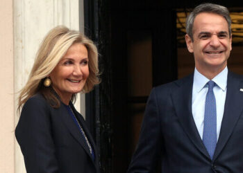 Ο πρωθυπουργός Κυριάκος Μητσοτάκης  και η σύζυγός του Μαρέβα Γκραμπόφσκι - Μητσοτάκη περιμένουν να υποδεχθούν  τον πρωθυπουργό της Αρμενίας Nikol Pashinyan και τη σύζυγό του  Anna Hakobyan, στο Μέγαρο Μαξίμου, Αθήνα, Τρίτη 27 Φεβρουαρίου 2024. Θα ακολουθήσουν κοινές δηλώσεις των δύο ηγετών. ΑΠΕ-ΜΠΕ/ΑΠΕ-ΜΠΕ/ΟΡΕΣΤΗΣ ΠΑΝΑΓΙΩΤΟΥ