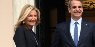 Ο πρωθυπουργός Κυριάκος Μητσοτάκης  και η σύζυγός του Μαρέβα Γκραμπόφσκι - Μητσοτάκη περιμένουν να υποδεχθούν  τον πρωθυπουργό της Αρμενίας Nikol Pashinyan και τη σύζυγό του  Anna Hakobyan, στο Μέγαρο Μαξίμου, Αθήνα, Τρίτη 27 Φεβρουαρίου 2024. Θα ακολουθήσουν κοινές δηλώσεις των δύο ηγετών. ΑΠΕ-ΜΠΕ/ΑΠΕ-ΜΠΕ/ΟΡΕΣΤΗΣ ΠΑΝΑΓΙΩΤΟΥ