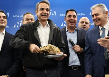 Ο Πρωθυπουργός και πρόεδρος τησ Νέας Δημοκρατίας Κυριάκος Μητσοτάκης στη κοπή της πρωτοχρονιάτικης πιτας των εργαζομένων στα κεντρικά γραφεία του κόμματος.  Σάββατο 10 Ιανουαρίου 2026  (ΓΙΑΝΝΗΣ ΠΑΝΑΓΟΠΟΥΛΟΣ / EUROKINISSI)