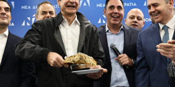 Ο Πρωθυπουργός και πρόεδρος τησ Νέας Δημοκρατίας Κυριάκος Μητσοτάκης στη κοπή της πρωτοχρονιάτικης πιτας των εργαζομένων στα κεντρικά γραφεία του κόμματος. Σάββατο 10 Ιανουαρίου 2026 (ΓΙΑΝΝΗΣ ΠΑΝΑΓΟΠΟΥΛΟΣ / EUROKINISSI)