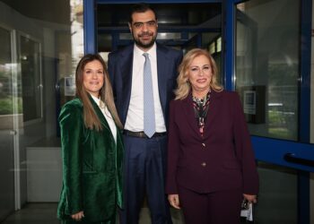 Ο υπουργός παρά τω πρωθυπουργώ και Κυβερνητικός Εκπρόσωπος Παύλος Μαρινάκης με την πρόεδρο του ΑΠΕ - ΜΠΕ Άρια Αγάτσα (Δ) και την Διευθύνουσα Σύμβουλο του ΑΠΕ - ΜΠΕ Χριστίνα Συναρέλλη (Α) φωτογραφίζονται κατά την διάρκεια της κοπής της πρωτοχρονιάτικης πίτας στα γραφεία του Αθηναϊκού Μακεδονικού Πρακτορείου Ειδήσεων στην Αθήνα, Παρασκευή 20 Φεβρουαρίου 2026. ΑΠΕ-ΜΠΕ/ΑΠΕ-ΜΠΕ/ΑΛΕΞΑΝΔΡΟΣ ΒΛΑΧΟΣ