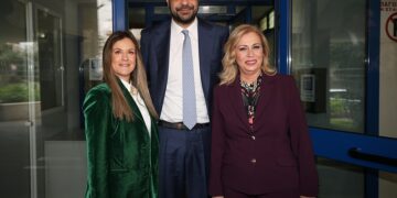 Ο υπουργός παρά τω πρωθυπουργώ και Κυβερνητικός Εκπρόσωπος Παύλος Μαρινάκης με την πρόεδρο του ΑΠΕ - ΜΠΕ Άρια Αγάτσα (Δ) και την Διευθύνουσα Σύμβουλο του ΑΠΕ - ΜΠΕ Χριστίνα Συναρέλλη (Α) φωτογραφίζονται κατά την διάρκεια της κοπής της πρωτοχρονιάτικης πίτας στα γραφεία του Αθηναϊκού Μακεδονικού Πρακτορείου Ειδήσεων στην Αθήνα, Παρασκευή 20 Φεβρουαρίου 2026. ΑΠΕ-ΜΠΕ/ΑΠΕ-ΜΠΕ/ΑΛΕΞΑΝΔΡΟΣ ΒΛΑΧΟΣ