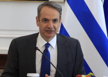 Συνεδρίαση του Υπουργικού Συμβουλίου υπό τον πρωθυπουργό Κυριάκο Μητσοτάκη, Πέμπτη 26 Φεβρουαρίου 2026.  Στην συνεδρίαση παρουσιάστηκαν από τον υπουργό Περιβάλλοντος και Ενέργειας Σταύρο Παπασταύρου και τον υφυπουργό Νίκο Τσάφο, οι ενεργειακές συμφωνίες μεταξύ του υπουργείου Περιβάλλοντος και Ενέργειας, της Ελληνικής Διαχειριστικής Εταιρείας Υδρογονανθράκων και Ενεργειακών Πόρων Α.Ε. και της σύμπραξης Chevron και HelleniQ Energy. Επιπλέον, ο Κυριάκος Πιερρακάκης και ο Θάνος Πετραλιάς παρουσίασαν το νομοσχέδιο για την αντιμετώπιση του παράνομου στοιχηματισμού και των παράνομων τυχερών παιγνίων και τις συνταξιοδοτικές ρυθμίσεις του Δημοσίου και άλλες μισθολογικές και φορολογικές διατάξεις.   (ΓΙΩΡΓΟΣ ΚΟΝΤΑΡΙΝΗΣ/EUROKINISSI)