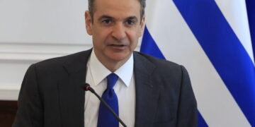 Συνεδρίαση του Υπουργικού Συμβουλίου υπό τον πρωθυπουργό Κυριάκο Μητσοτάκη, Πέμπτη 26 Φεβρουαρίου 2026.  Στην συνεδρίαση παρουσιάστηκαν από τον υπουργό Περιβάλλοντος και Ενέργειας Σταύρο Παπασταύρου και τον υφυπουργό Νίκο Τσάφο, οι ενεργειακές συμφωνίες μεταξύ του υπουργείου Περιβάλλοντος και Ενέργειας, της Ελληνικής Διαχειριστικής Εταιρείας Υδρογονανθράκων και Ενεργειακών Πόρων Α.Ε. και της σύμπραξης Chevron και HelleniQ Energy. Επιπλέον, ο Κυριάκος Πιερρακάκης και ο Θάνος Πετραλιάς παρουσίασαν το νομοσχέδιο για την αντιμετώπιση του παράνομου στοιχηματισμού και των παράνομων τυχερών παιγνίων και τις συνταξιοδοτικές ρυθμίσεις του Δημοσίου και άλλες μισθολογικές και φορολογικές διατάξεις.   (ΓΙΩΡΓΟΣ ΚΟΝΤΑΡΙΝΗΣ/EUROKINISSI)