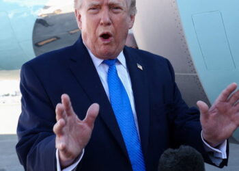 U.S. President Donald Trump speaks to the media before departing West Palm Beach aboard Air Force One, Florida, U.S., March 23, 2026. REUTERS/Kevin Lamarque