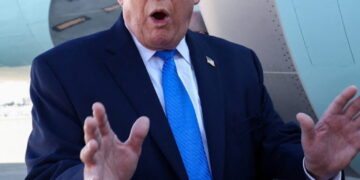 U.S. President Donald Trump speaks to the media before departing West Palm Beach aboard Air Force One, Florida, U.S., March 23, 2026. REUTERS/Kevin Lamarque