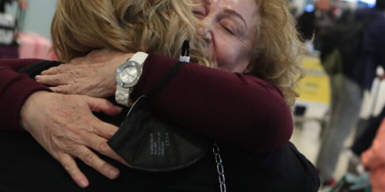 Επαναπατρισμός Ελλήνων πολιτών από την Μέση Ανατολή με πτήση της Sky Express, από την Μουσκάτ, πρωτεύουσα του Ομάν, στον  Διεθνή Αερολιμένα Αθηνών "Ελευθέριος Βενιζέλος", Παρασκευή 6 Μαρτίου 2026.  (ΣΩΤΗΡΗΣ ΔΗΜΗΤΡΟΠΟΥΛΟΣ/EUROKINISSI)