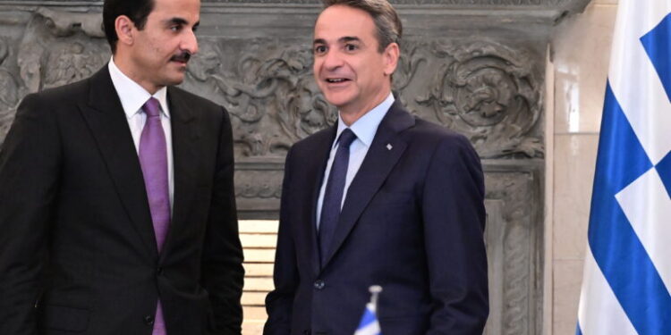 Συνάντηση του Πρωθυπουργού Κυριάκου Μητσοτάκη με τον Εμίρη του Κατάρ, Σεΐχη Tamim bin Hamad Al Thani, στο Μέγαρο Μαξίμου, Τετάρτη 29 Μαΐου 2024. 
(ΤΑΤΙΑΝΑ ΜΠΟΛΑΡΗ/EUROKINISSI)