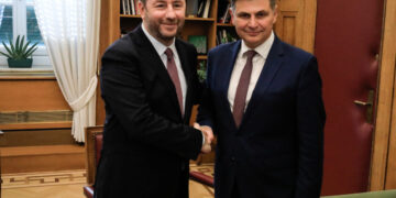 Συνάντηση του προέδρου του ΠΑΣΟΚ-Κινήματος Αλλαγής Νίκου Ανδρουλάκη με τον Ευρωβουλευτή Νικόλα Φαραντούρη, στην Βουλή, Πέμπτη 30 Απριλίου 2026.  (ΓΙΩΡΓΟΣ ΚΟΝΤΑΡΙΝΗΣ/EUROKINISSI)