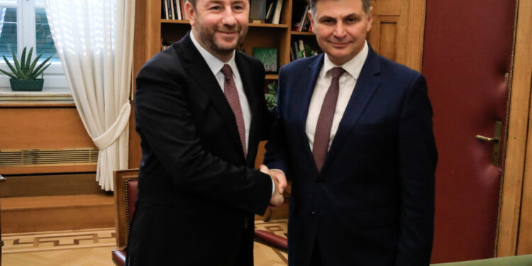 Συνάντηση του προέδρου του ΠΑΣΟΚ-Κινήματος Αλλαγής Νίκου Ανδρουλάκη με τον Ευρωβουλευτή Νικόλα Φαραντούρη, στην Βουλή, Πέμπτη 30 Απριλίου 2026.  (ΓΙΩΡΓΟΣ ΚΟΝΤΑΡΙΝΗΣ/EUROKINISSI)