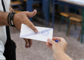 Η εφορευτική επιτροπή ελέγχει την σφραγίδα στους φακέλους κατα την διάρκεια της διαδικασίας της ψηφοφορίας, Θεσσαλονίκη, Κυριακή 25 Ιουνίου 2023. Στις κάλπες προσέρχονται σήμερα οι Έλληνες ψηφοφόροι προκειμένου να ασκήσουν το εκλογικό τους δικαίωμα και να εκλέξουν τη νέα κυβέρνηση και τους 300 της νέας Βουλής. ΑΠΕ-ΜΠΕ/ΑΠΕ-ΜΠΕ/ΑΧΙΛΛΕΑΣ ΧΗΡΑΣ