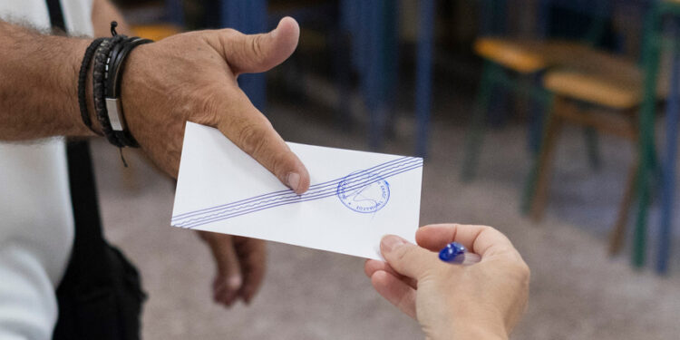 Η εφορευτική επιτροπή ελέγχει την σφραγίδα στους φακέλους κατα την διάρκεια της διαδικασίας της ψηφοφορίας, Θεσσαλονίκη, Κυριακή 25 Ιουνίου 2023. Στις κάλπες προσέρχονται σήμερα οι Έλληνες ψηφοφόροι προκειμένου να ασκήσουν το εκλογικό τους δικαίωμα και να εκλέξουν τη νέα κυβέρνηση και τους 300 της νέας Βουλής. ΑΠΕ-ΜΠΕ/ΑΠΕ-ΜΠΕ/ΑΧΙΛΛΕΑΣ ΧΗΡΑΣ