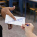 Η εφορευτική επιτροπή ελέγχει την σφραγίδα στους φακέλους κατα την διάρκεια της διαδικασίας της ψηφοφορίας, Θεσσαλονίκη, Κυριακή 25 Ιουνίου 2023. Στις κάλπες προσέρχονται σήμερα οι Έλληνες ψηφοφόροι προκειμένου να ασκήσουν το εκλογικό τους δικαίωμα και να εκλέξουν τη νέα κυβέρνηση και τους 300 της νέας Βουλής. ΑΠΕ-ΜΠΕ/ΑΠΕ-ΜΠΕ/ΑΧΙΛΛΕΑΣ ΧΗΡΑΣ