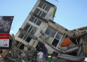 Residents and emergency personnel inspect the site of a collapsed building after an earthquake, in Dosquebradas, Colombia, August 10, 2026. REUTERS/Juan David Duque