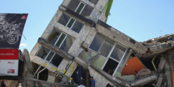 Residents and emergency personnel inspect the site of a collapsed building after an earthquake, in Dosquebradas, Colombia, August 10, 2026. REUTERS/Juan David Duque