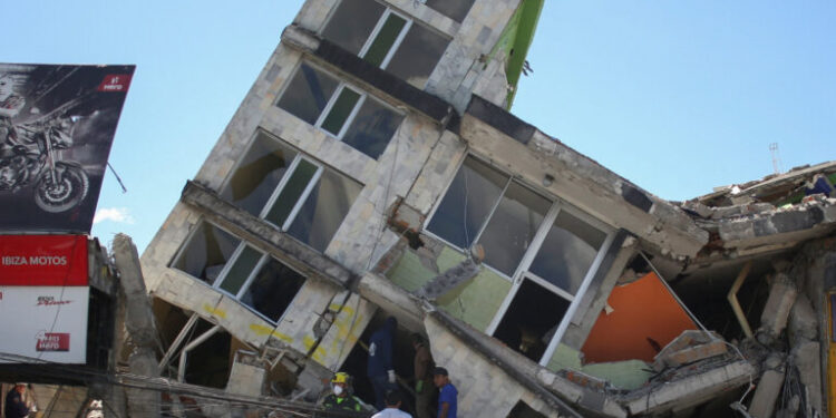 Residents and emergency personnel inspect the site of a collapsed building after an earthquake, in Dosquebradas, Colombia, August 10, 2026. REUTERS/Juan David Duque