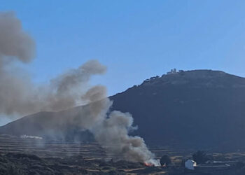 Smoke billows from the site of a helicopter crash on the island of Sifnos, Greece, August 17, 2026. Handout via REUTERS. THIS IMAGE HAS BEEN SUPPLIED BY A THIRD PARTY.