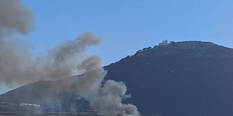 Smoke billows from the site of a helicopter crash on the island of Sifnos, Greece, August 17, 2026. Handout via REUTERS. THIS IMAGE HAS BEEN SUPPLIED BY A THIRD PARTY.