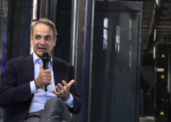 Ο Πρωθυπουργός Κυριάκος Μητσοτάκης συμμετέχει σε συζήτηση με τον δημοσιογράφο Τίμο Κουρεμένο στο πλαίσιο της εκδήλωσης που διοργανώνει το Υπουργείο Ψηφιακής Διακυβέρνησης και Τεχνητής Νοημοσύνης για τα εγκαίνια του Υπερυπολογιστή «Δαίδαλος», στο Τεχνολογικό Πολιτιστικό Πάρκο Λαυρίου.  Δευτέρα 19 Οκτωβρίου 2026  (ΓΙΩΡΓΟΣ ΚΟΝΤΑΡΙΝΗΣ / EUROKINISSI)