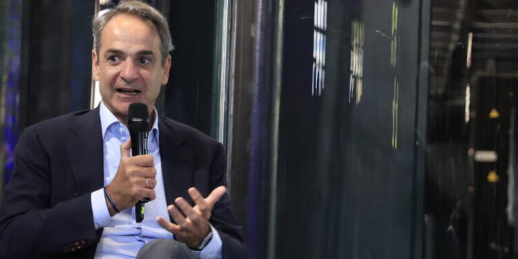 Ο Πρωθυπουργός Κυριάκος Μητσοτάκης συμμετέχει σε συζήτηση με τον δημοσιογράφο Τίμο Κουρεμένο στο πλαίσιο της εκδήλωσης που διοργανώνει το Υπουργείο Ψηφιακής Διακυβέρνησης και Τεχνητής Νοημοσύνης για τα εγκαίνια του Υπερυπολογιστή «Δαίδαλος», στο Τεχνολογικό Πολιτιστικό Πάρκο Λαυρίου. Δευτέρα 19 Οκτωβρίου 2026 (ΓΙΩΡΓΟΣ ΚΟΝΤΑΡΙΝΗΣ / EUROKINISSI)