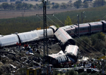 Rescue personnel work at the site of the collision of two high-speed trains between the towns of Mora and Orgaz, near Toledo, Spain, October 28, 2026. REUTERS/Violeta Santos Moura