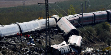 Rescue personnel work at the site of the collision of two high-speed trains between the towns of Mora and Orgaz, near Toledo, Spain, October 28, 2026. REUTERS/Violeta Santos Moura
