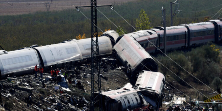 Rescue personnel work at the site of the collision of two high-speed trains between the towns of Mora and Orgaz, near Toledo, Spain, October 28, 2026. REUTERS/Violeta Santos Moura